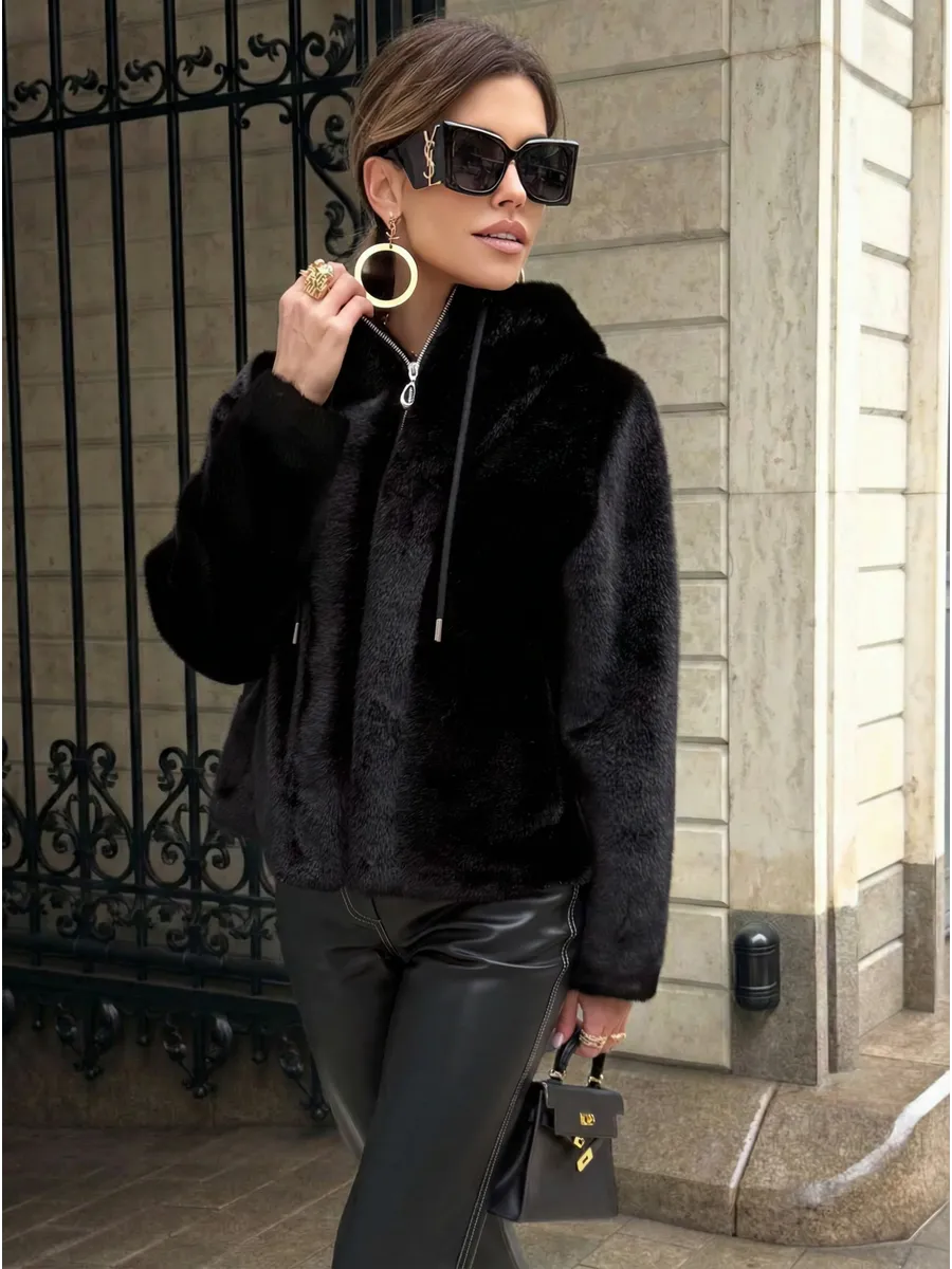 Черная шуба искусственная зимняя короткая с капюшоном