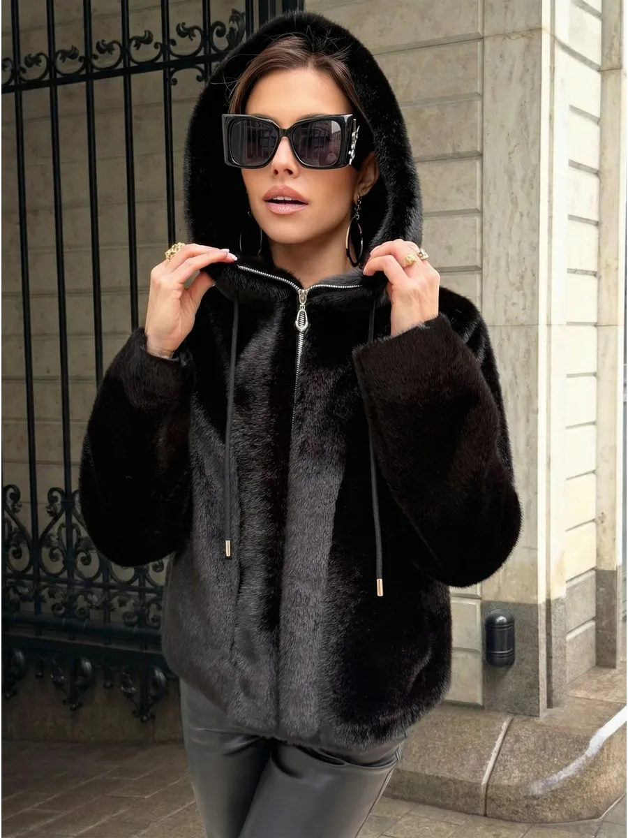 Черная шуба искусственная зимняя короткая с капюшоном