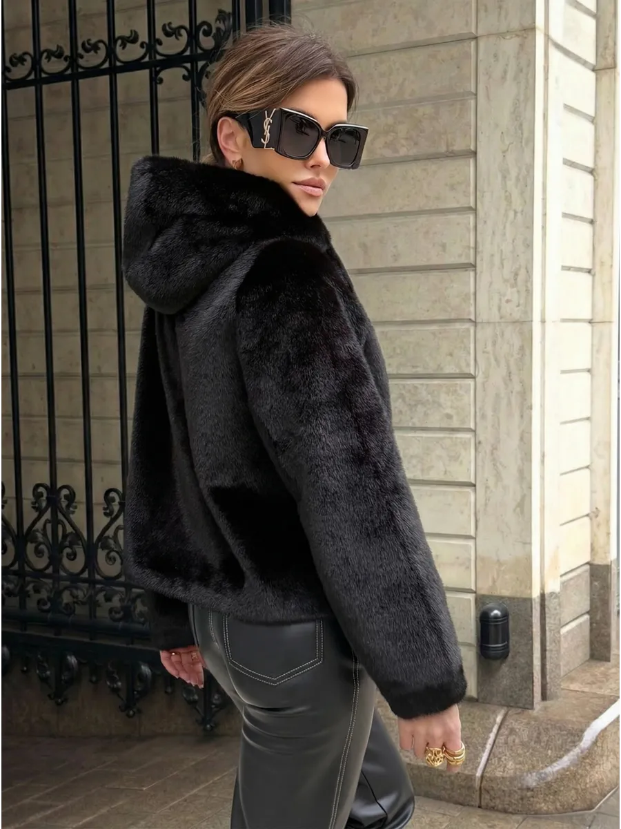 Черная шуба искусственная зимняя короткая с капюшоном