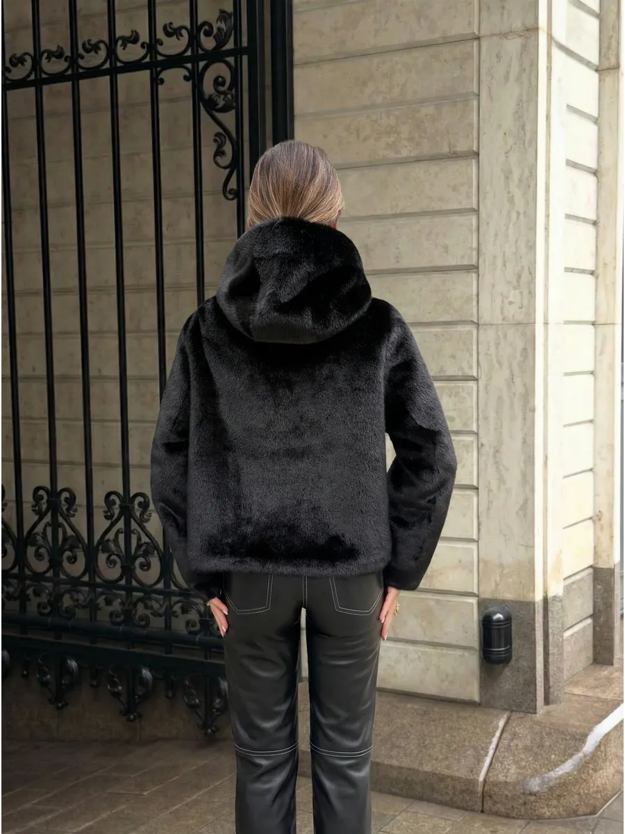 Черная шуба искусственная зимняя короткая с капюшоном