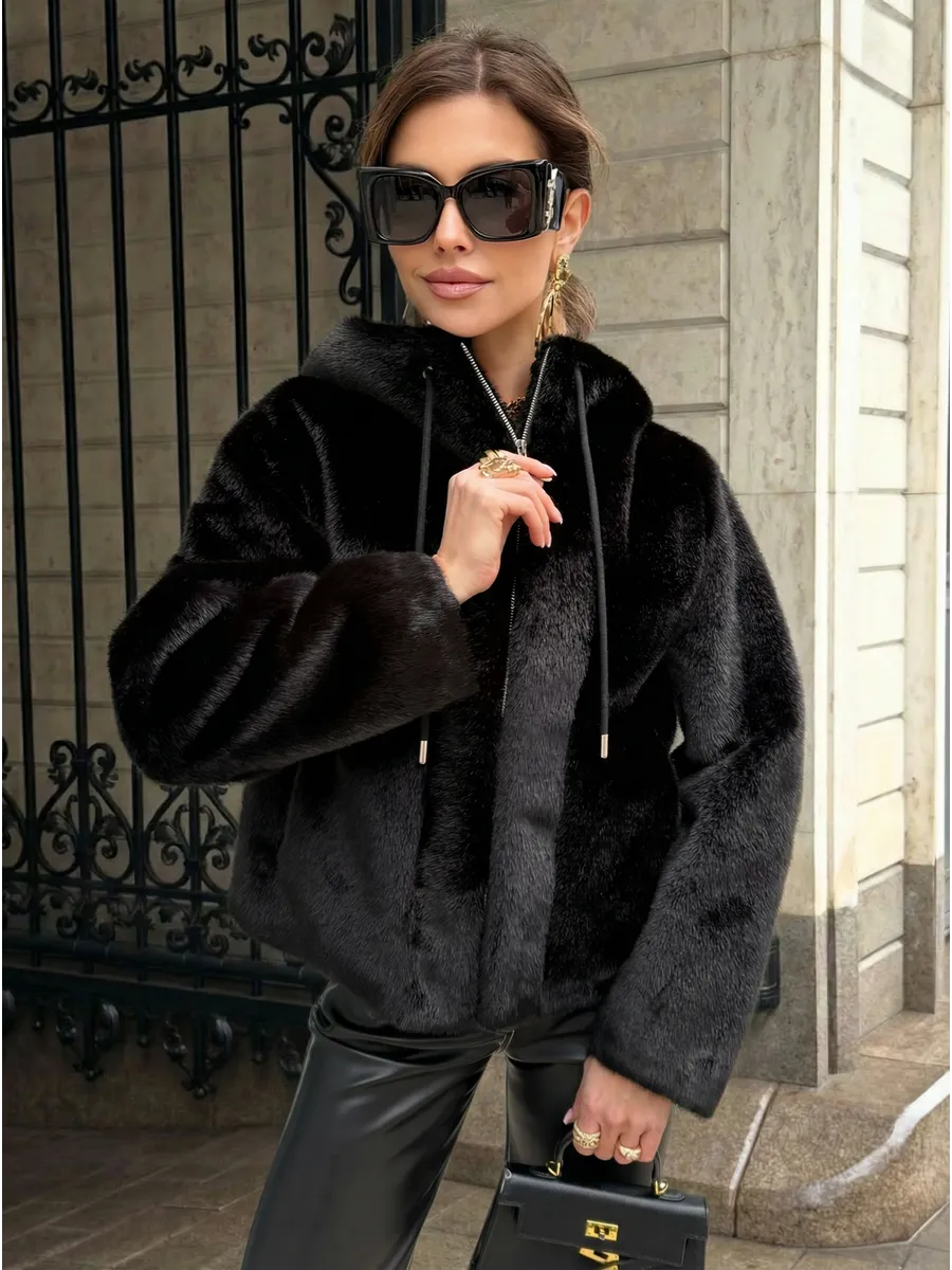 Черная шуба искусственная зимняя короткая с капюшоном