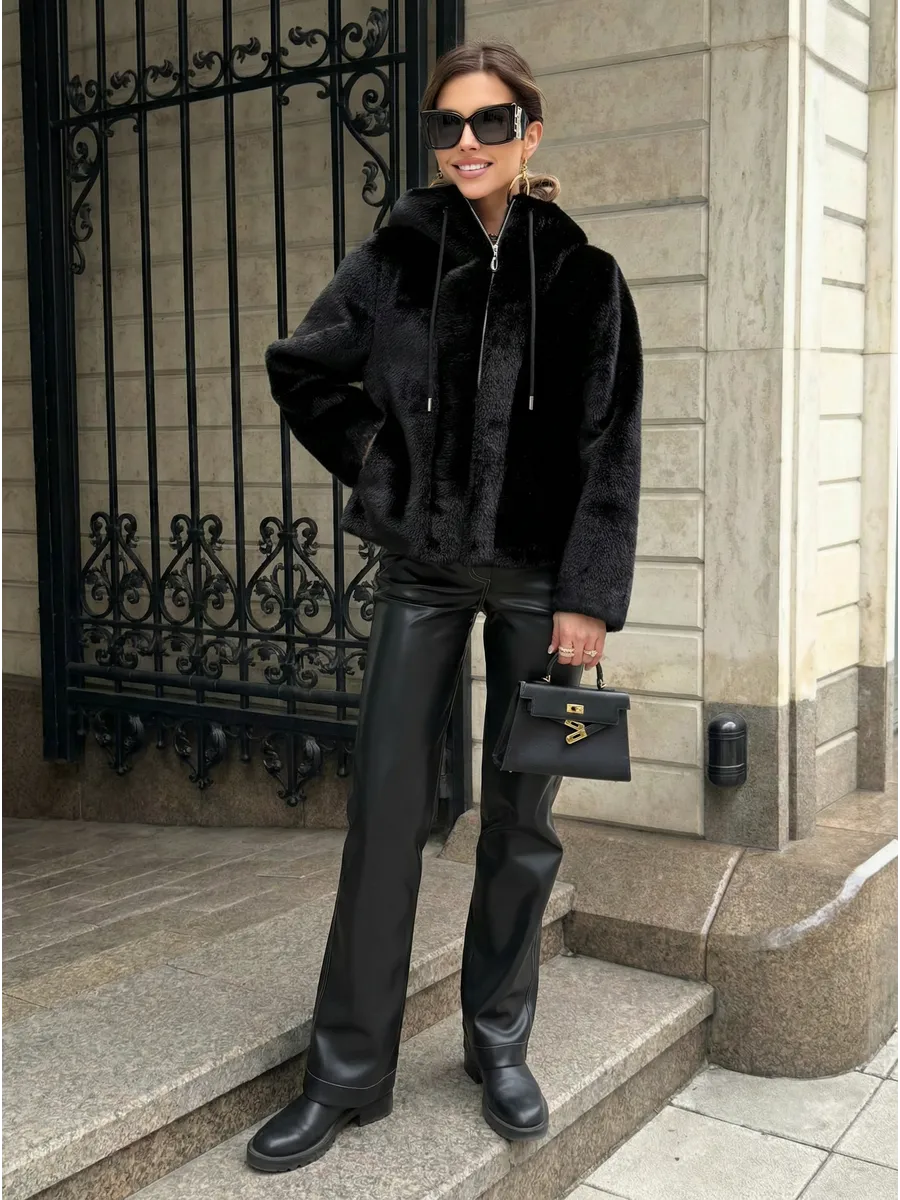 Черная шуба искусственная зимняя короткая с капюшоном