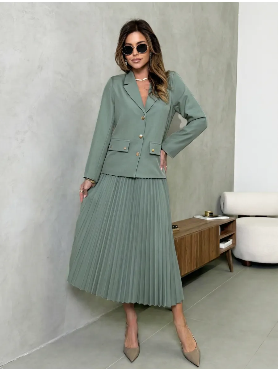 Зеленый костюм с юбкой