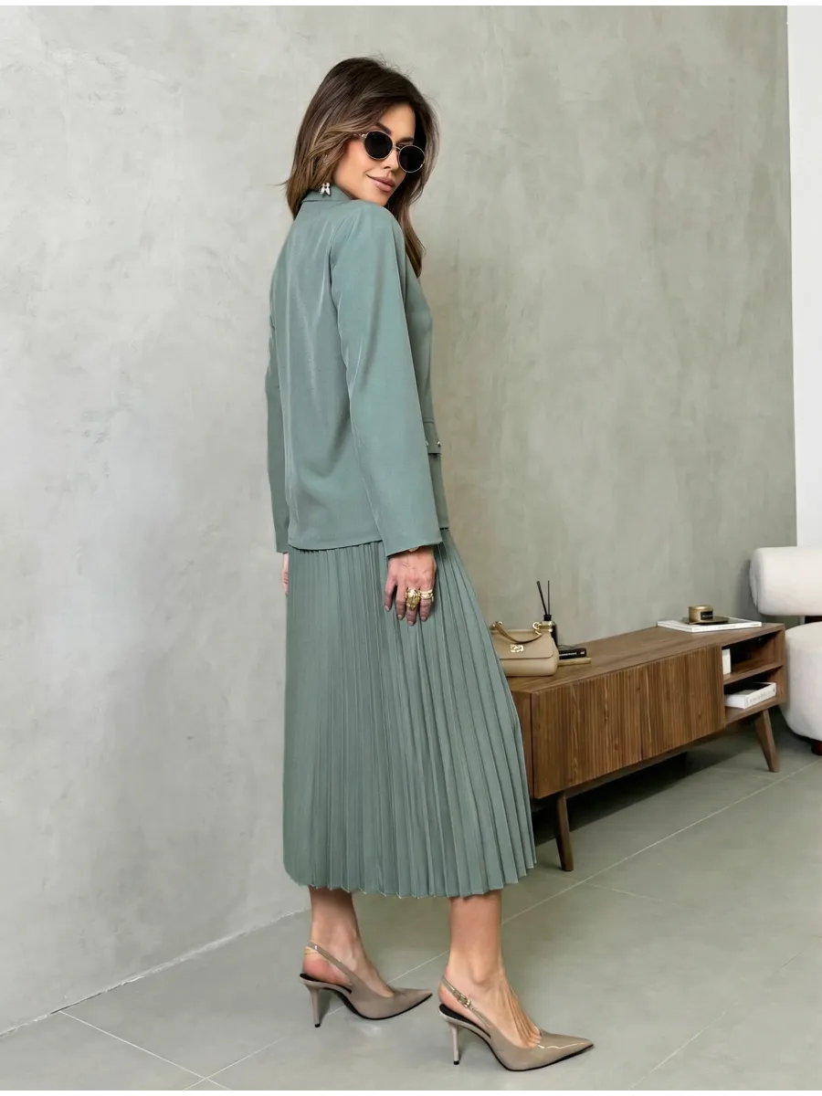 Зеленый костюм с юбкой
