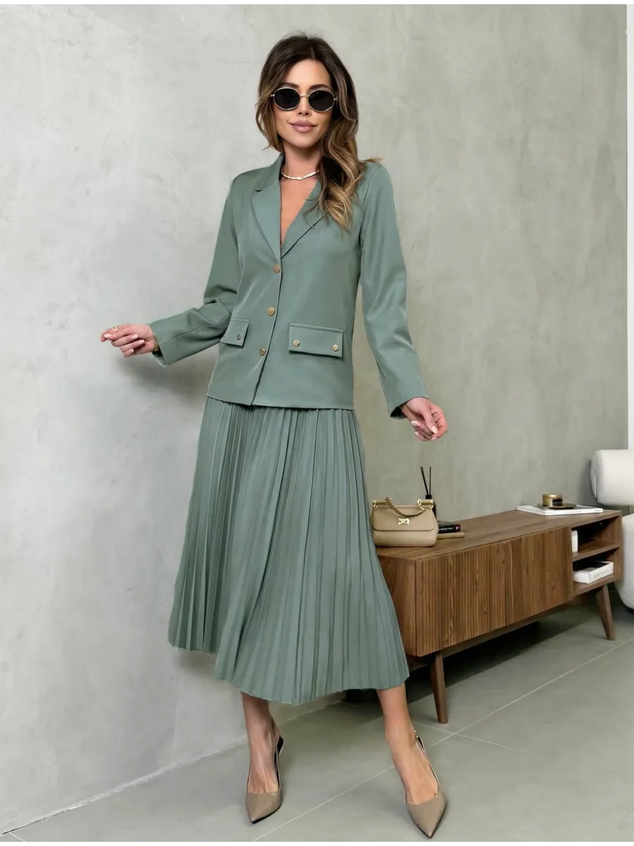 Зеленый костюм с юбкой