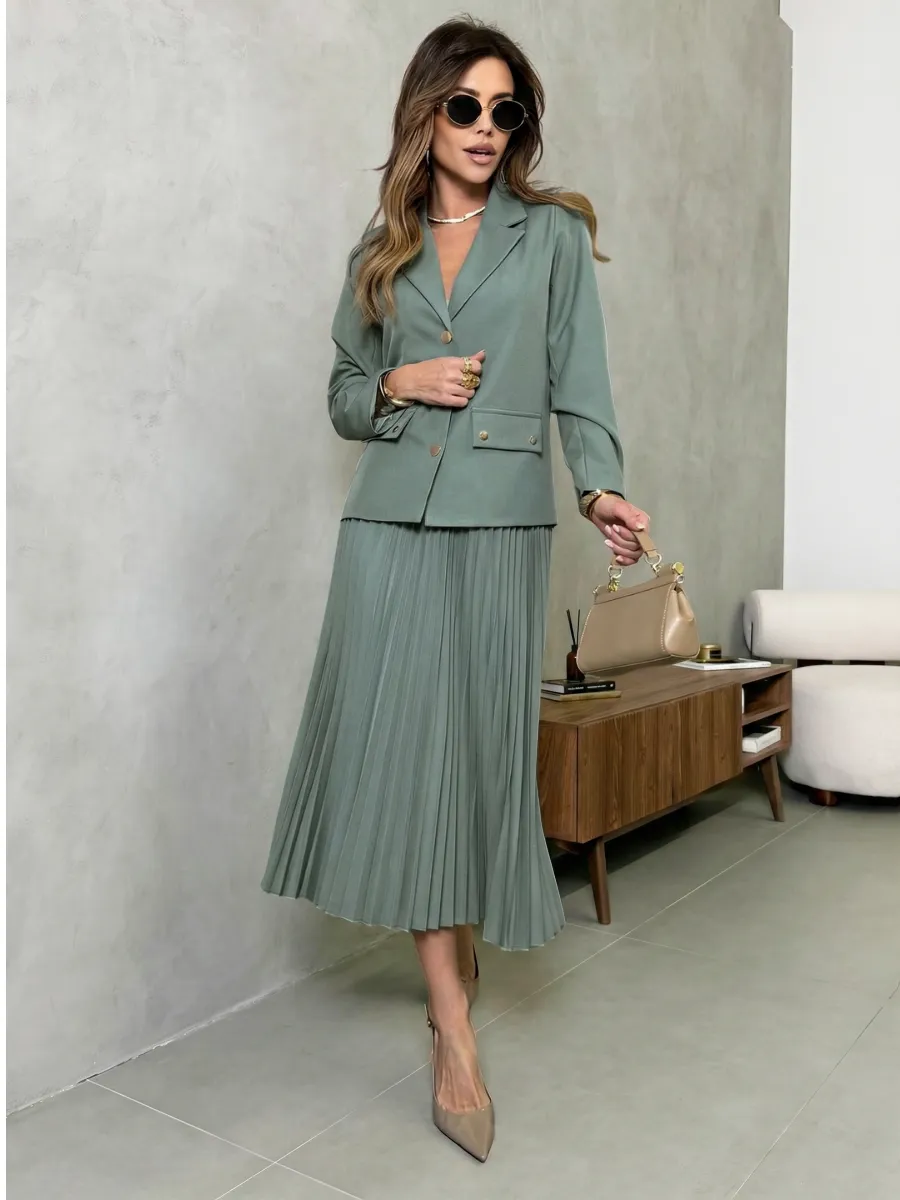 Зеленый костюм с юбкой