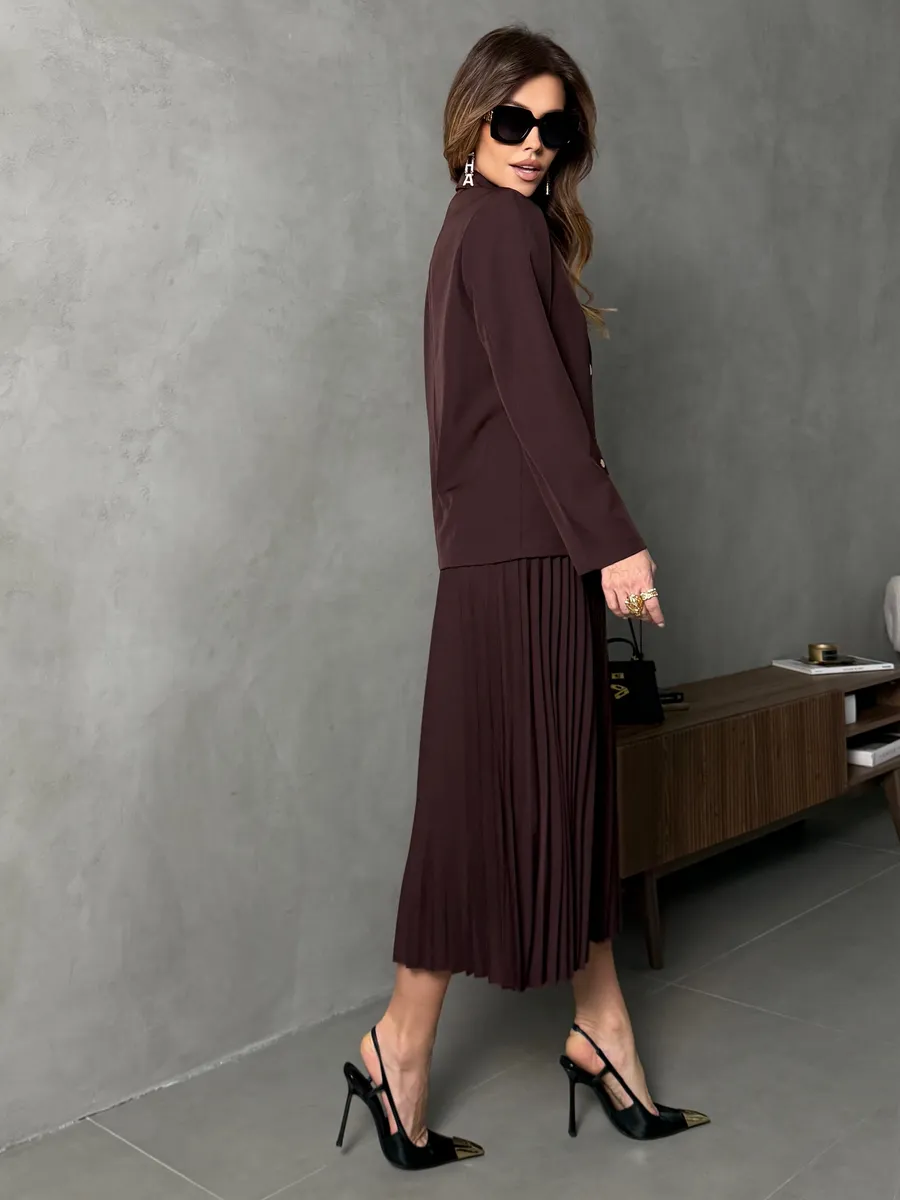 Коричневый костюм с юбкой