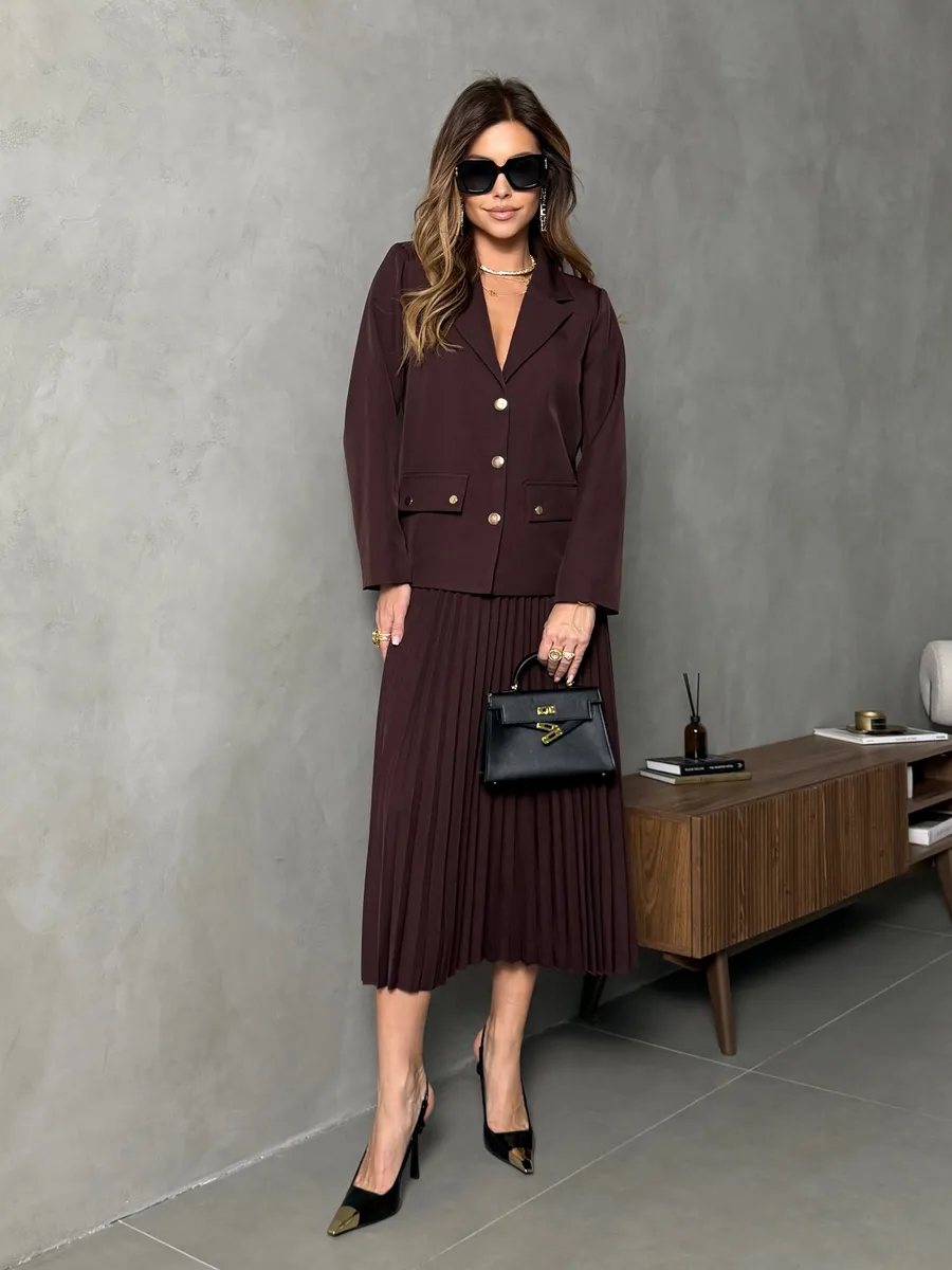 Коричневый костюм с юбкой