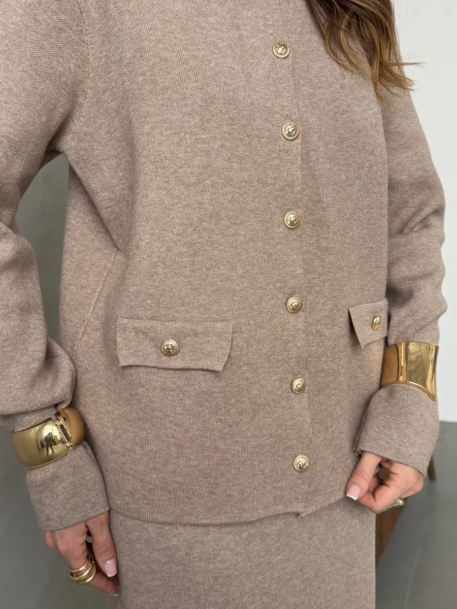 Бежевый теплый костюм женский с юбкой