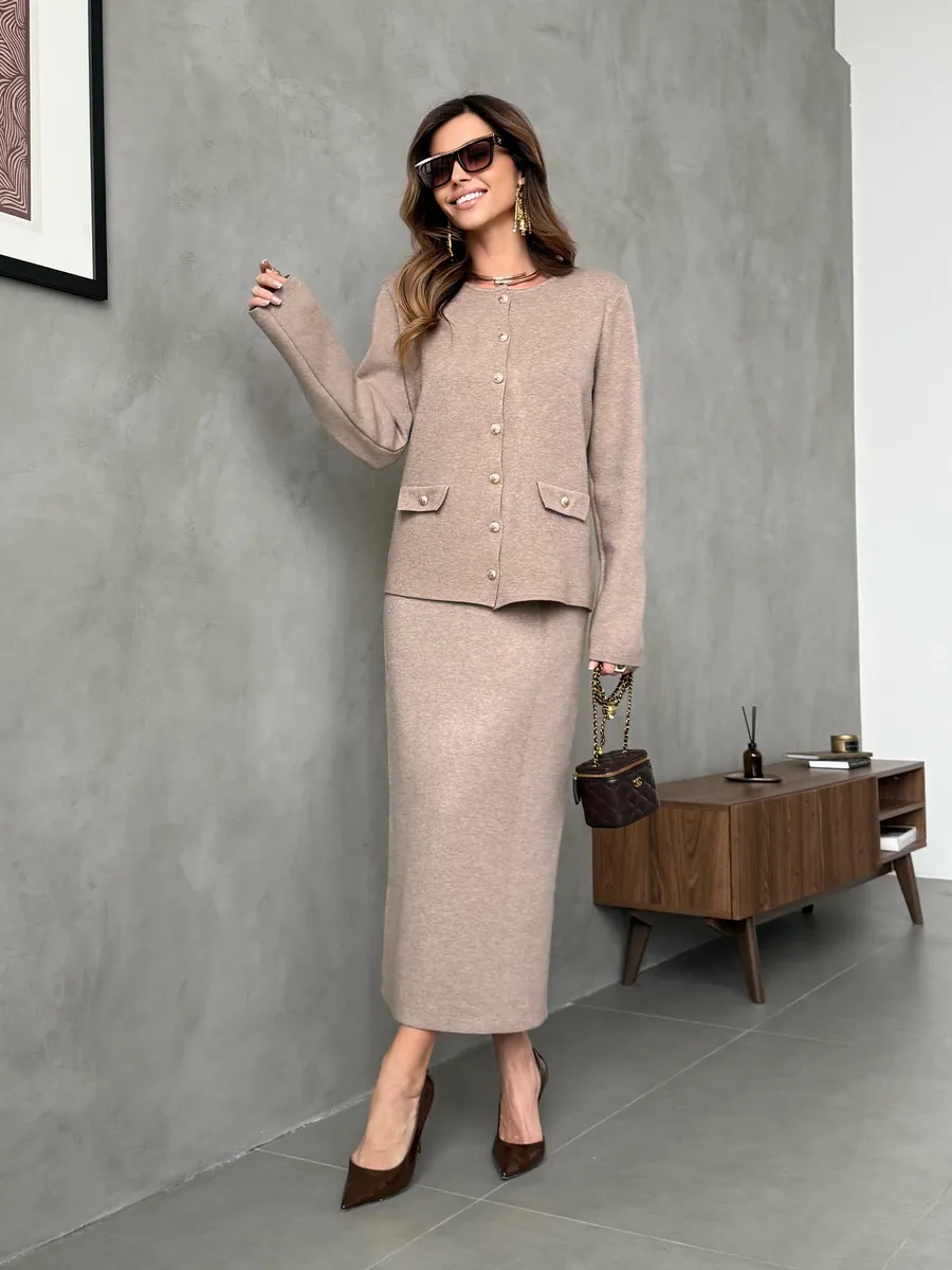 Бежевый теплый костюм женский с юбкой