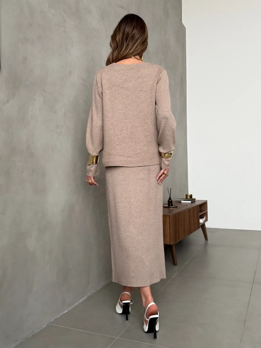 Бежевый теплый костюм женский с юбкой