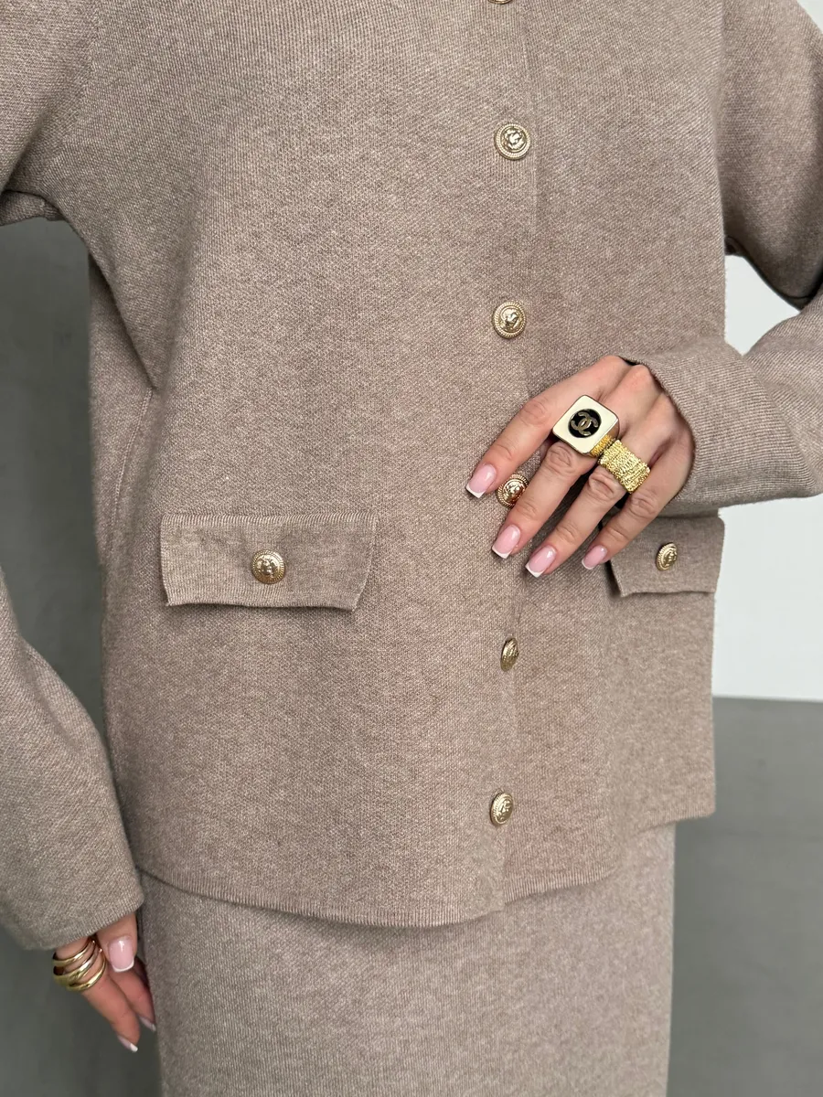 Бежевый теплый костюм женский с юбкой