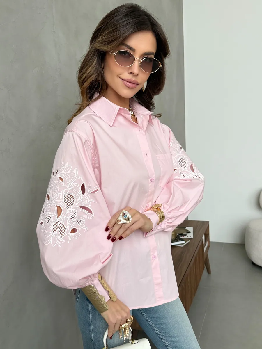 Розовая рубашка нарядная оверсайз с вышивкой на рукавах
