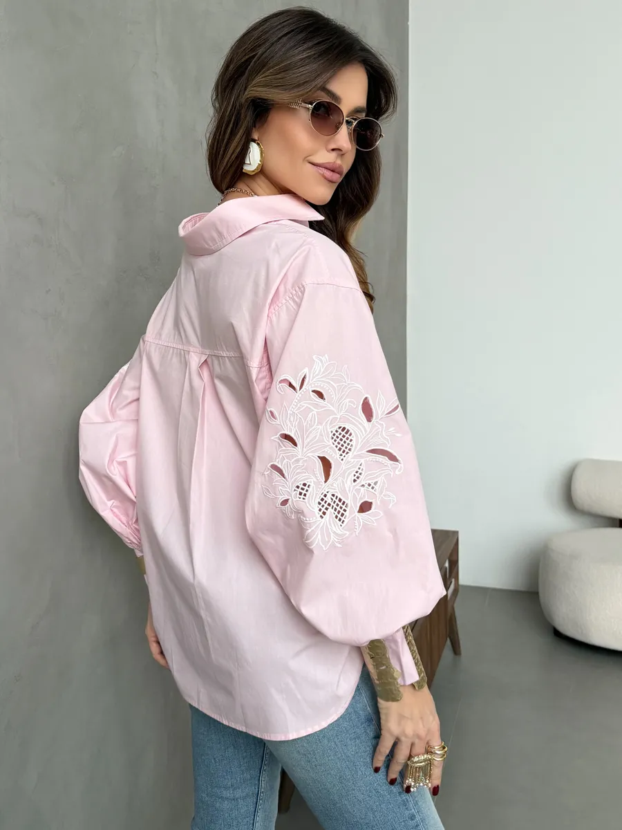 Розовая рубашка нарядная оверсайз с вышивкой на рукавах
