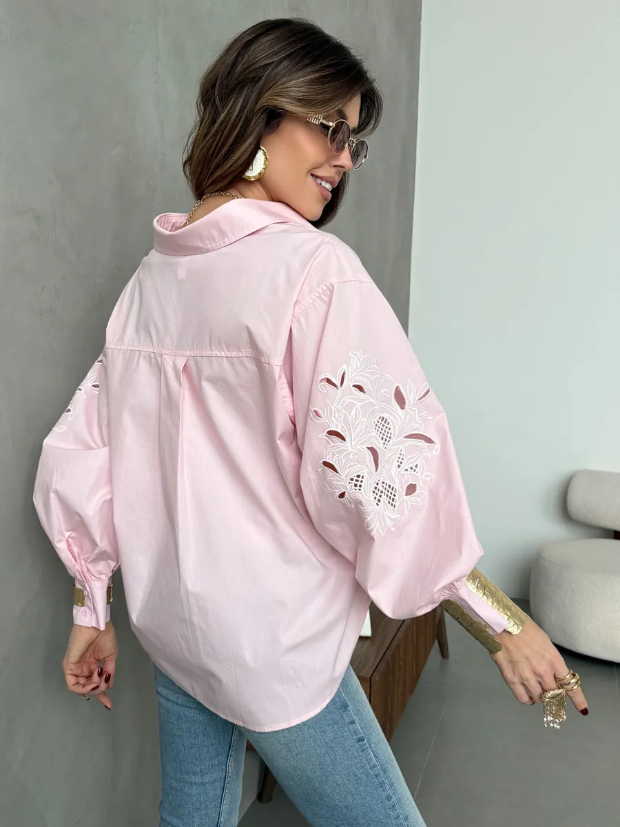 Розовая рубашка нарядная оверсайз с вышивкой на рукавах