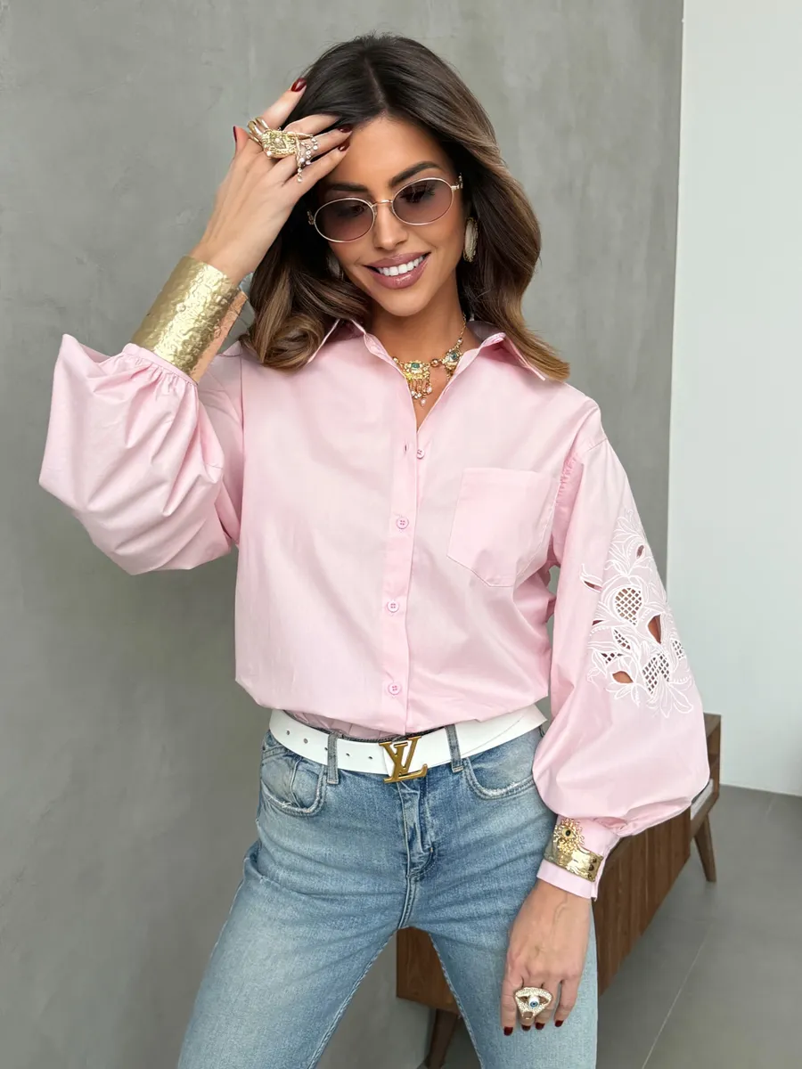 Розовая рубашка нарядная оверсайз с вышивкой на рукавах