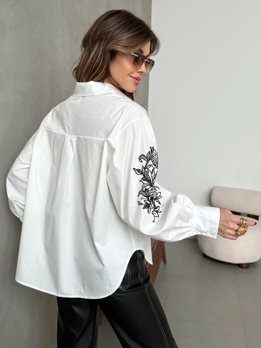 Белая рубашка нарядная оверсайз с вышивкой на рукавах