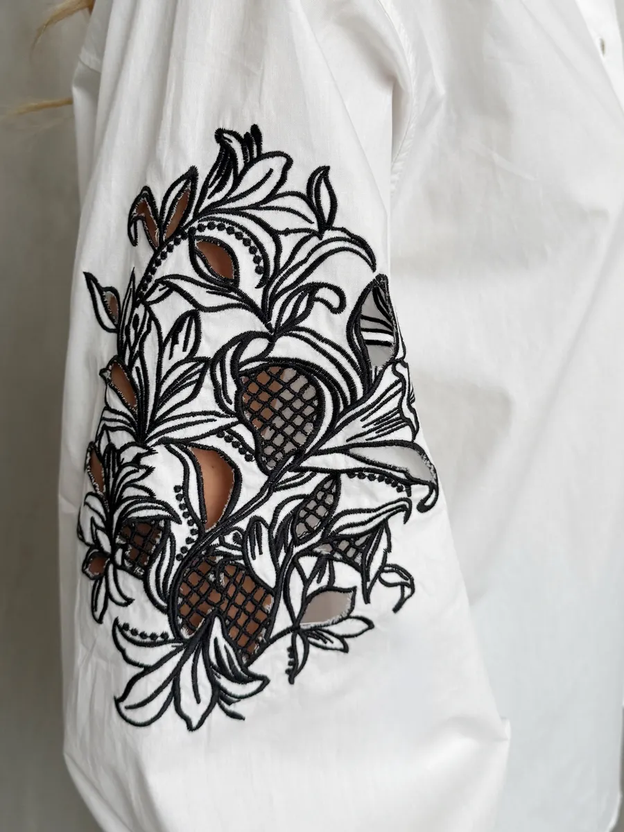 Белая рубашка нарядная оверсайз с вышивкой на рукавах