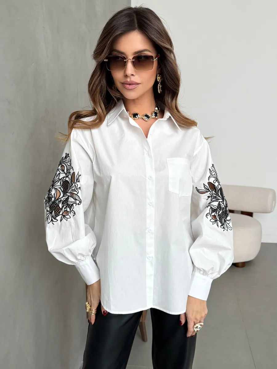 Белая рубашка нарядная оверсайз с вышивкой на рукавах