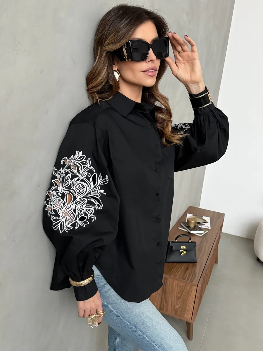 Черная рубашка нарядная оверсайз с вышивкой на рукавах