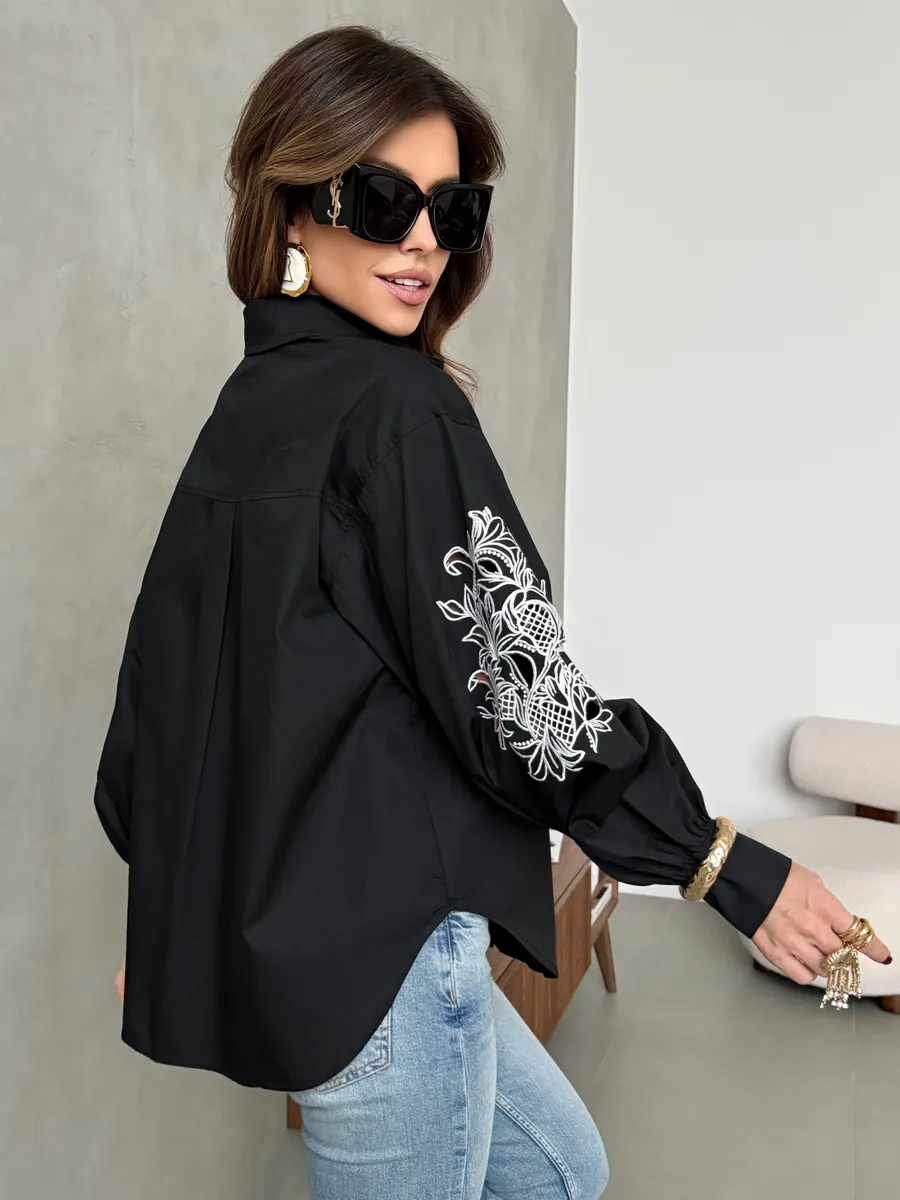 Черная рубашка нарядная оверсайз с вышивкой на рукавах