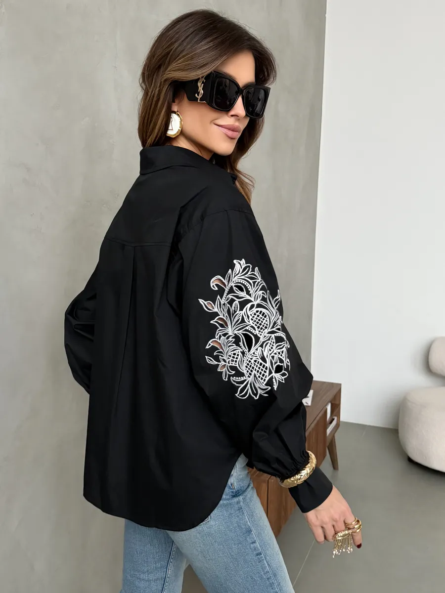Черная рубашка нарядная оверсайз с вышивкой на рукавах