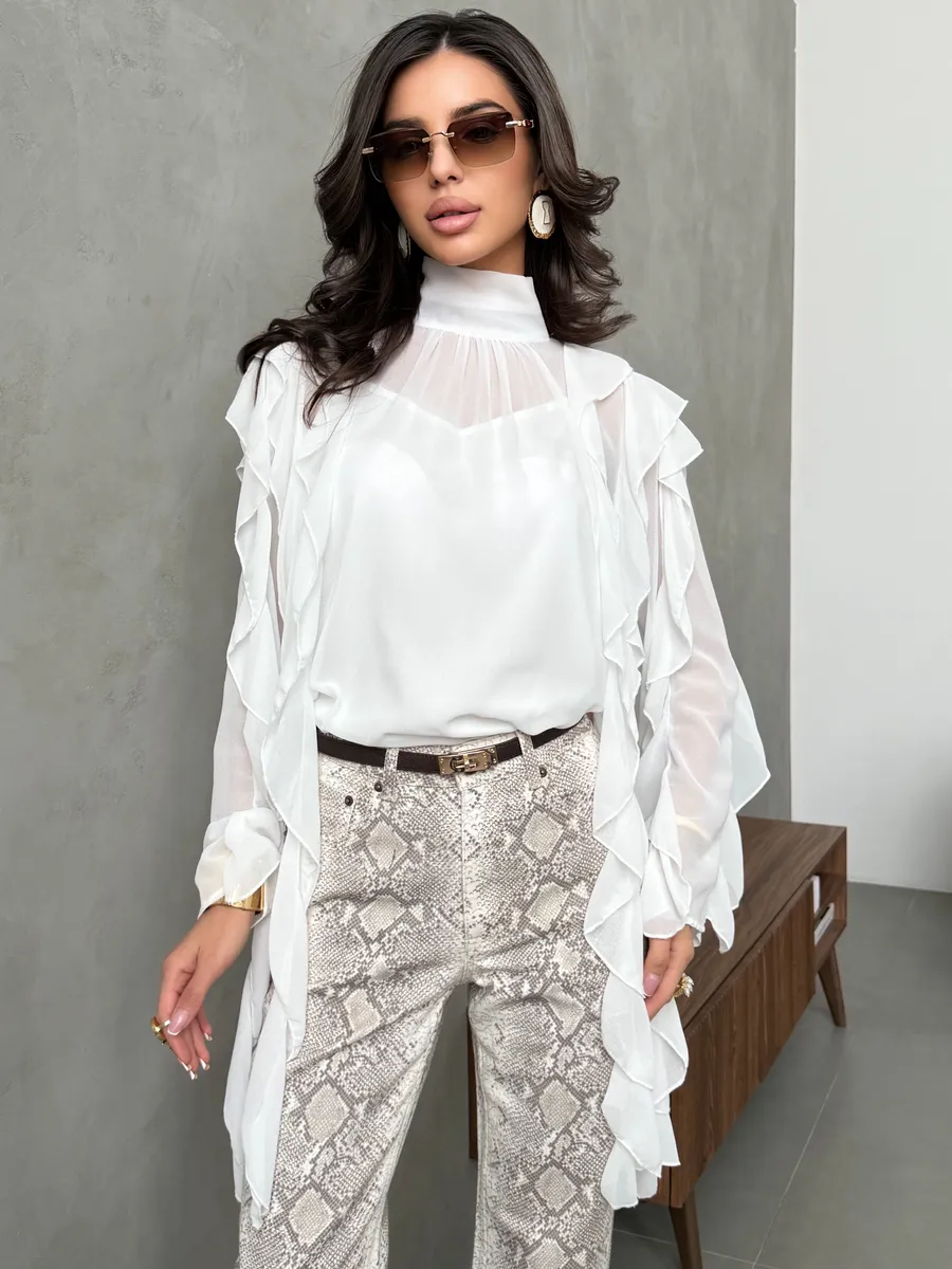 Белая блузка нарядная праздничная шелковая с рюшами и топом