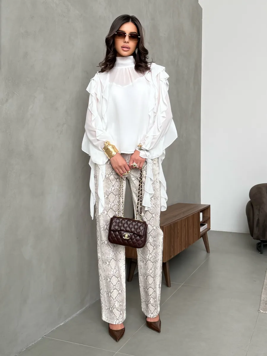 Белая блузка нарядная праздничная шелковая с рюшами и топом