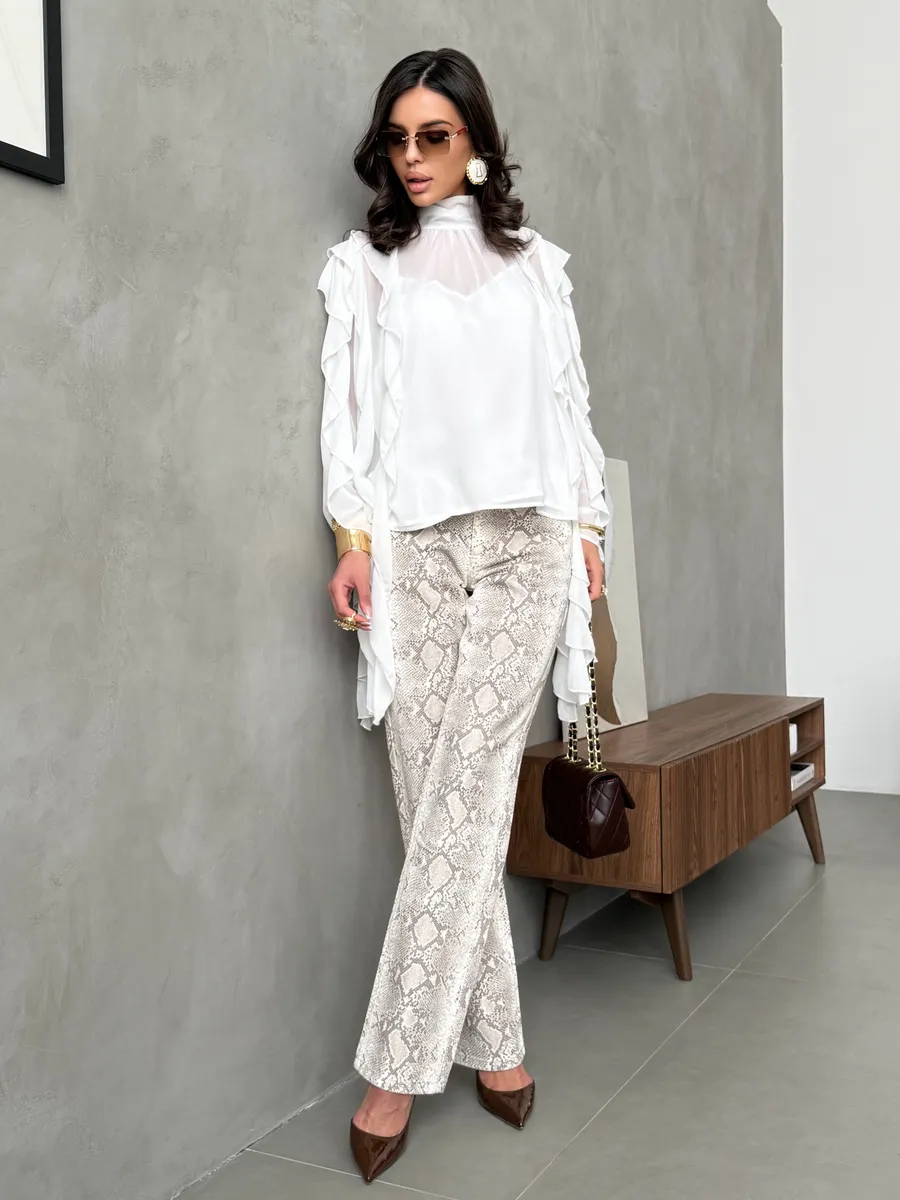 Белая блузка нарядная праздничная шелковая с рюшами и топом