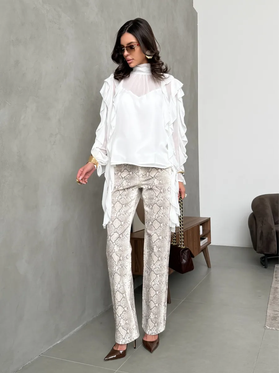 Белая блузка нарядная праздничная шелковая с рюшами и топом