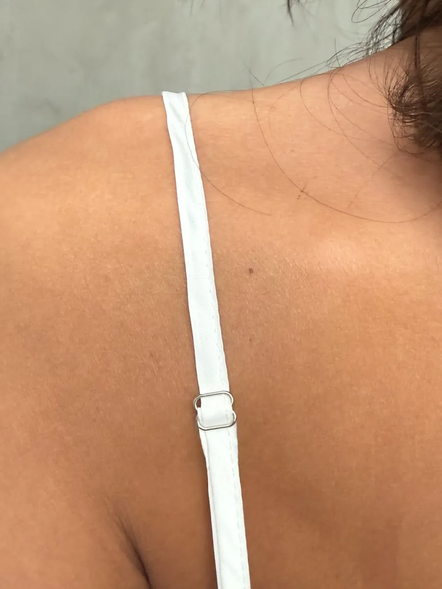 Белая блузка нарядная праздничная шелковая с рюшами и топом