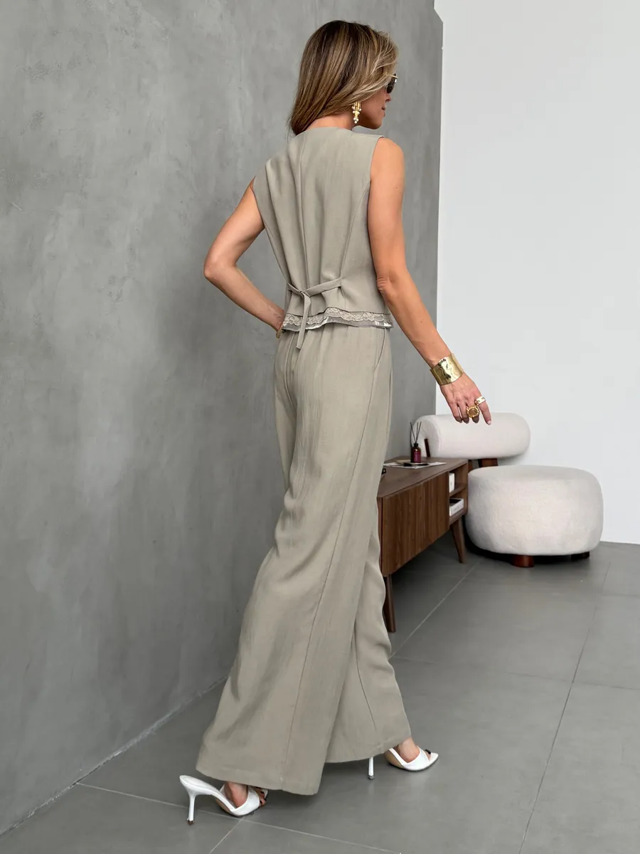 Бежевый костюм льняной с жилетом и брюками палаццо