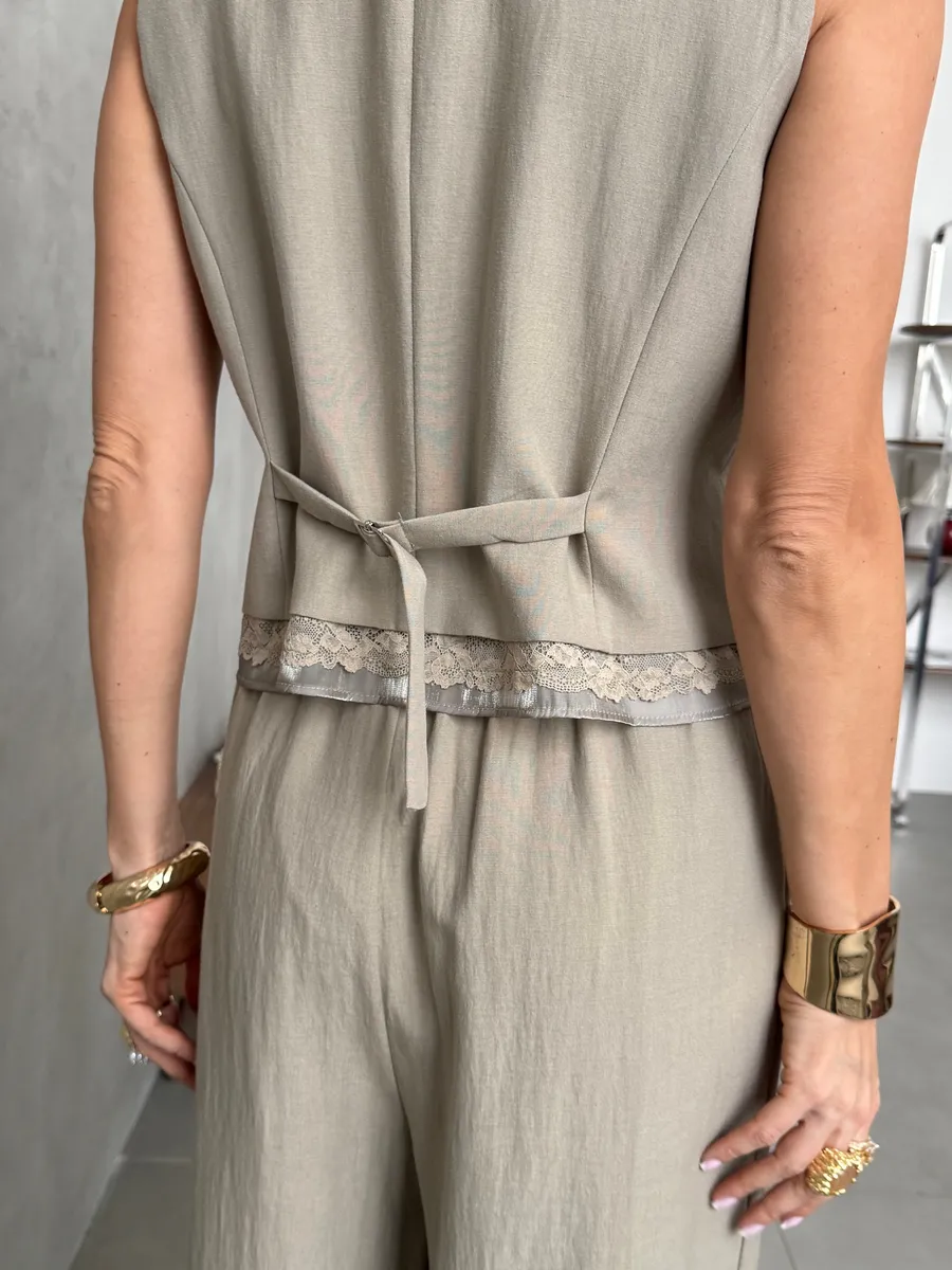 Бежевый костюм льняной с жилетом и брюками палаццо