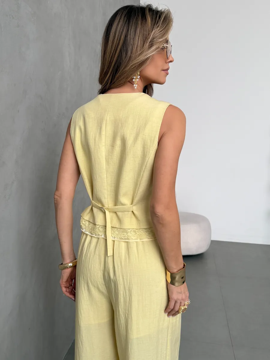 Желтый костюм льняной с жилетом и брюками палаццо