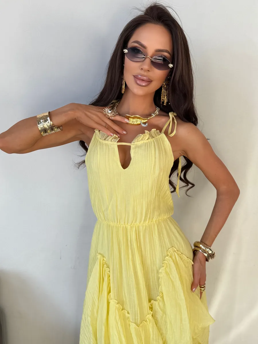 Желтое летнее праздничное платье миди на бретелях