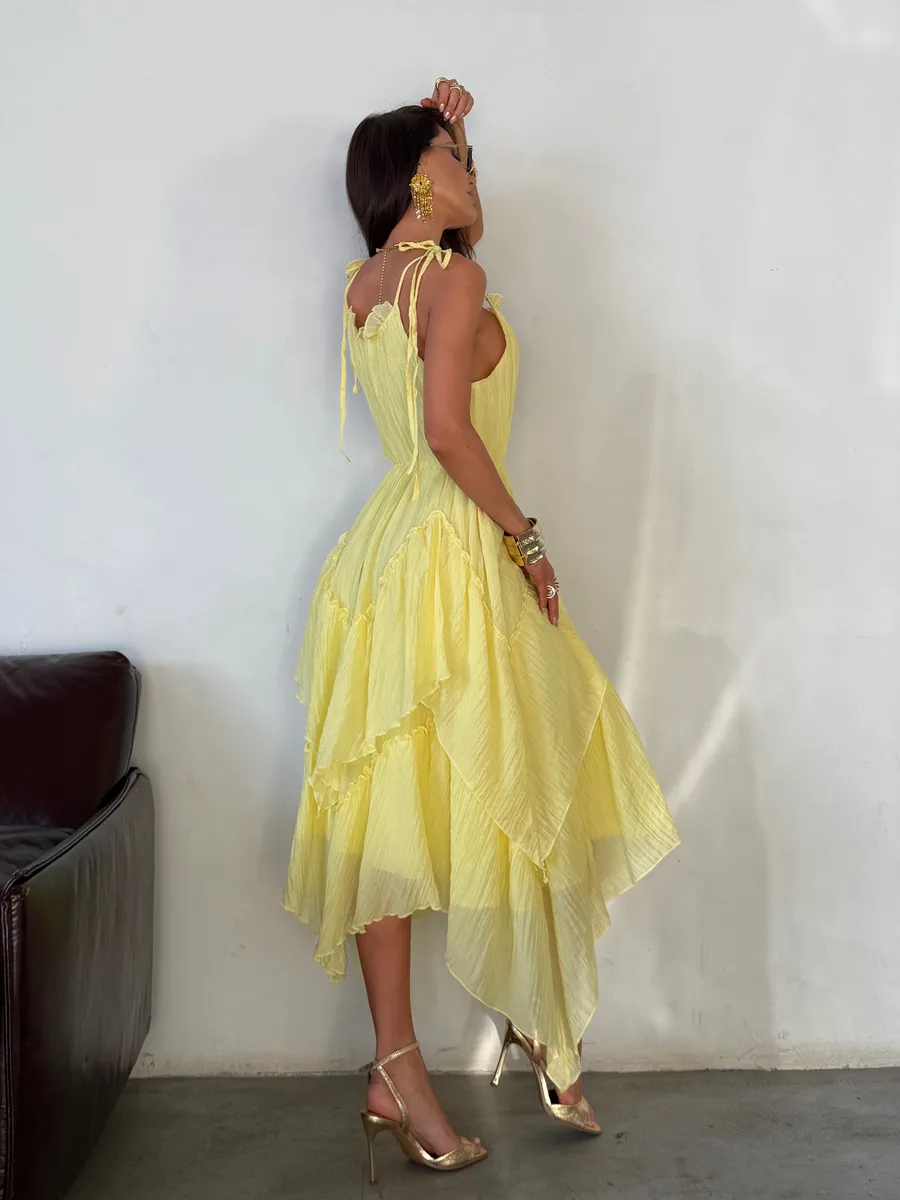 Желтое летнее праздничное платье миди на бретелях