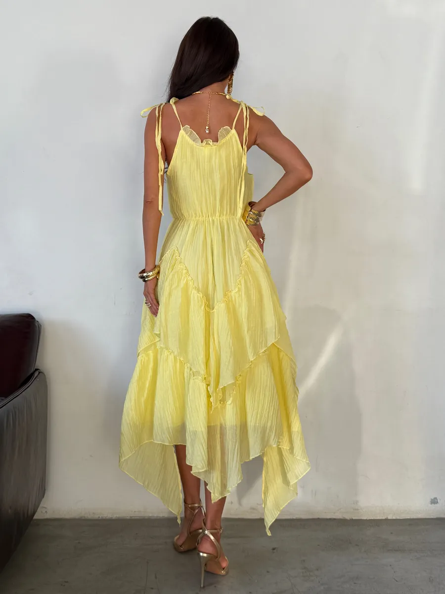 Желтое летнее праздничное платье миди на бретелях
