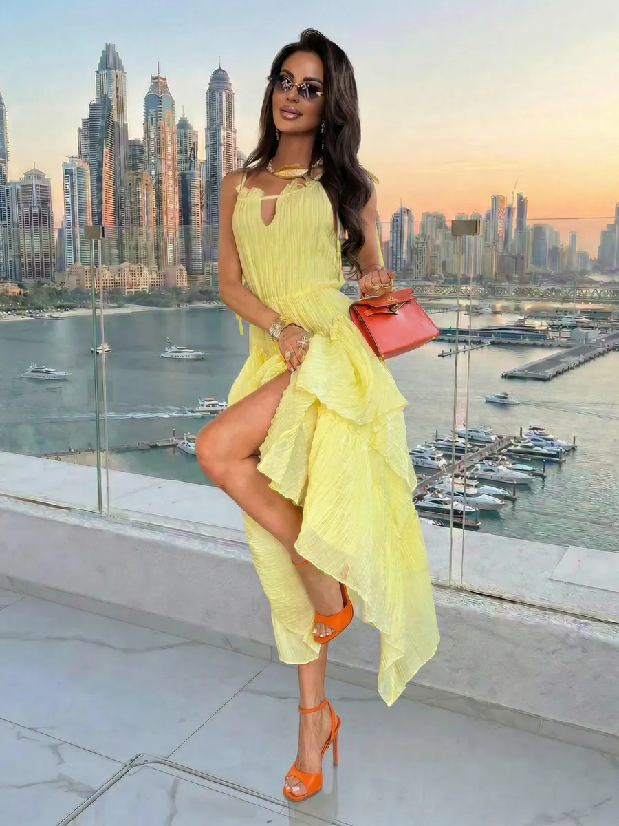 Летнее праздничное платье миди на бретелях