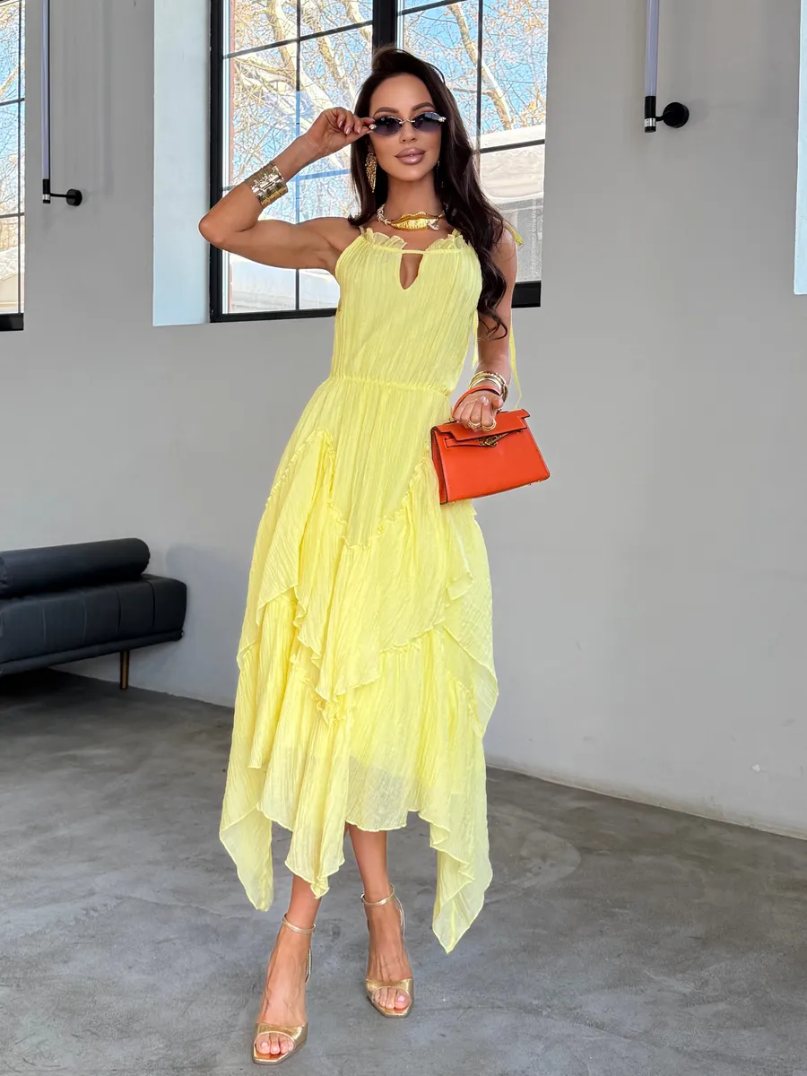 Желтое летнее праздничное платье миди на бретелях