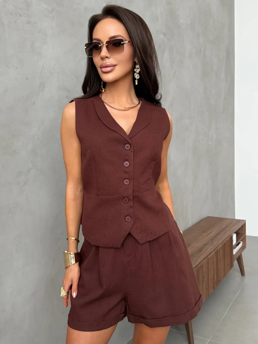 Коричневый костюм летний льняной с шортами и жилетом классика