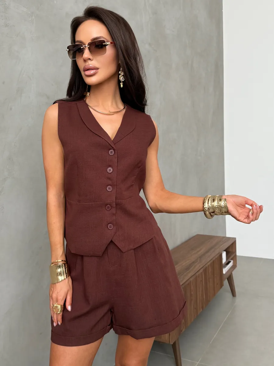 Коричневый костюм летний льняной с шортами и жилетом классика