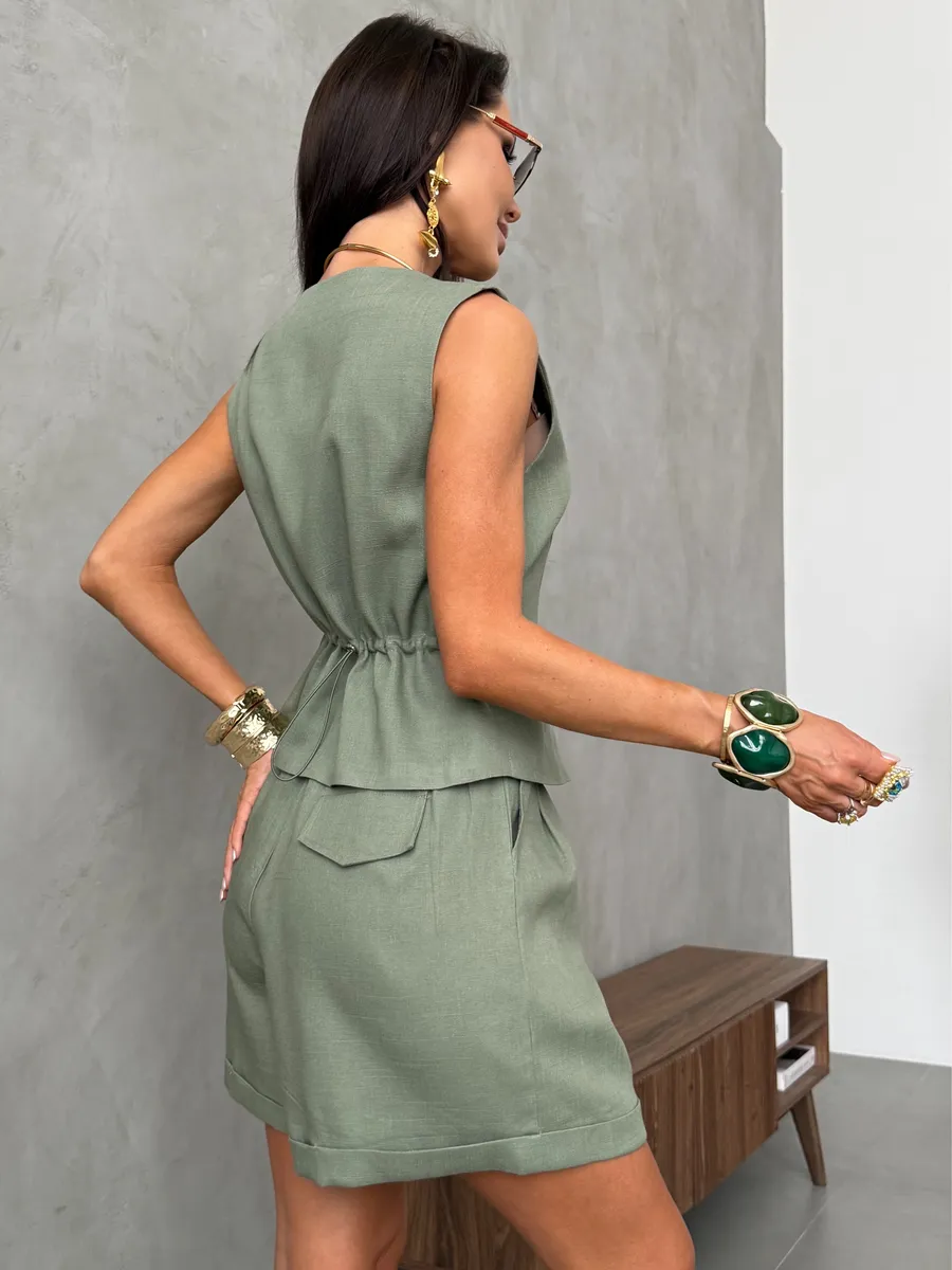 Хаки костюм летний льняной с шортами и жилетом классика