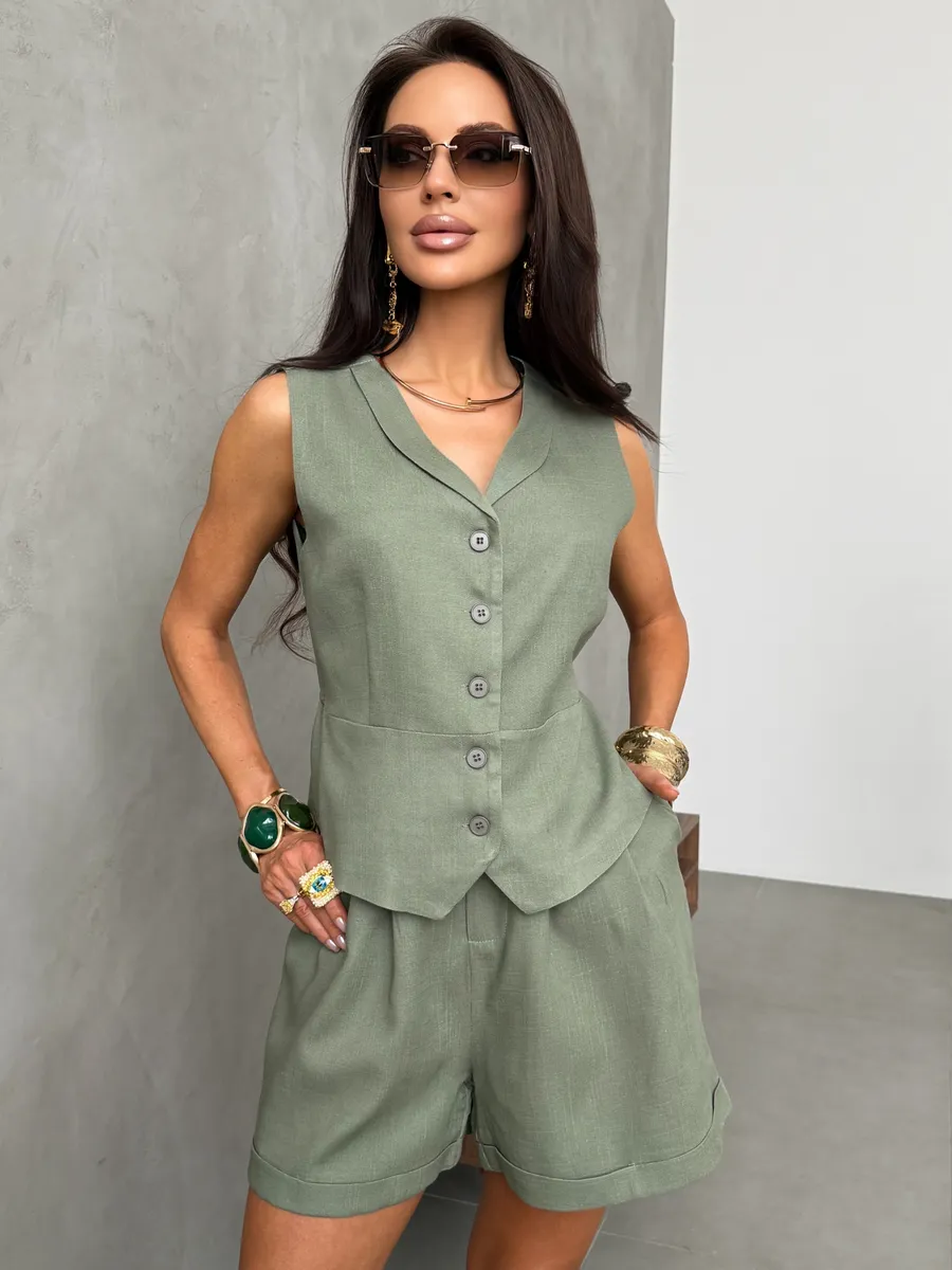 Хаки костюм летний льняной с шортами и жилетом классика