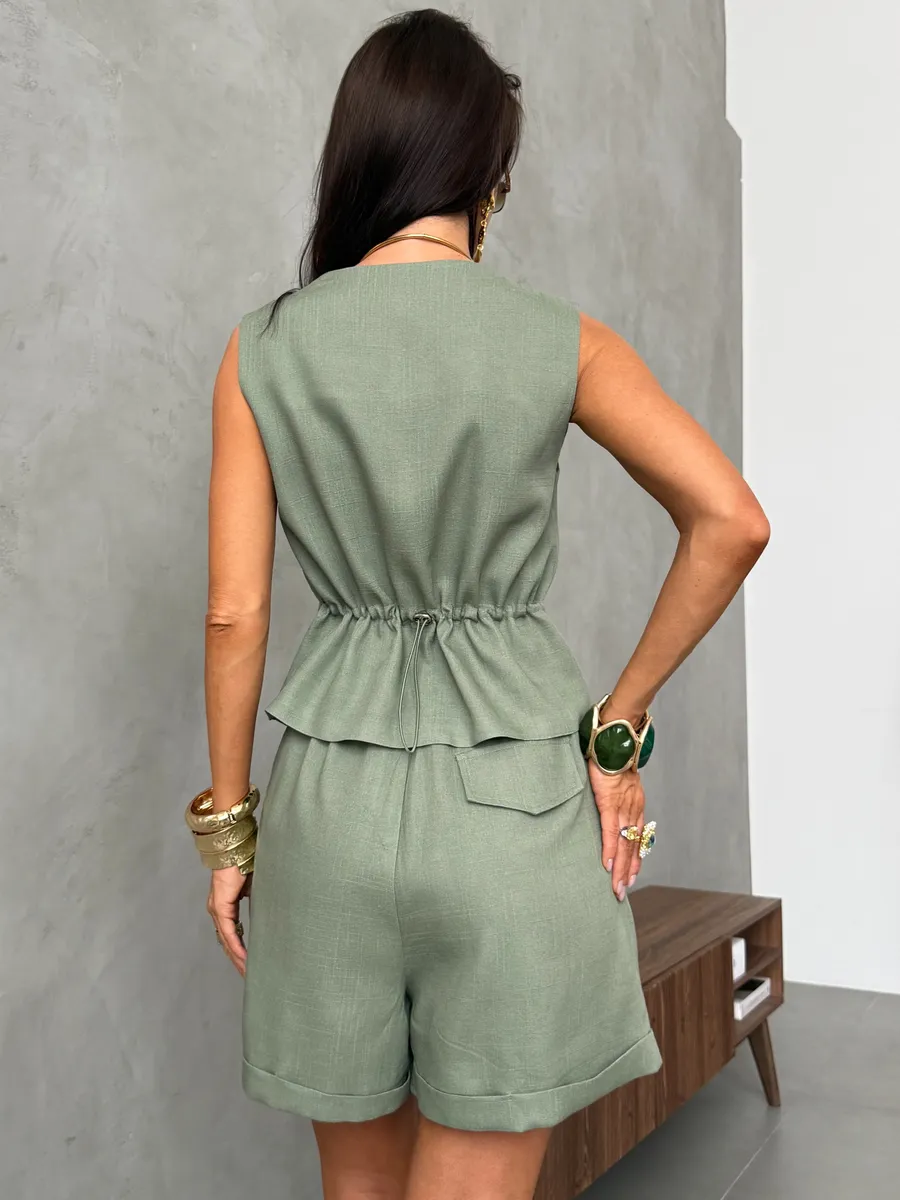 Хаки костюм летний льняной с шортами и жилетом классика