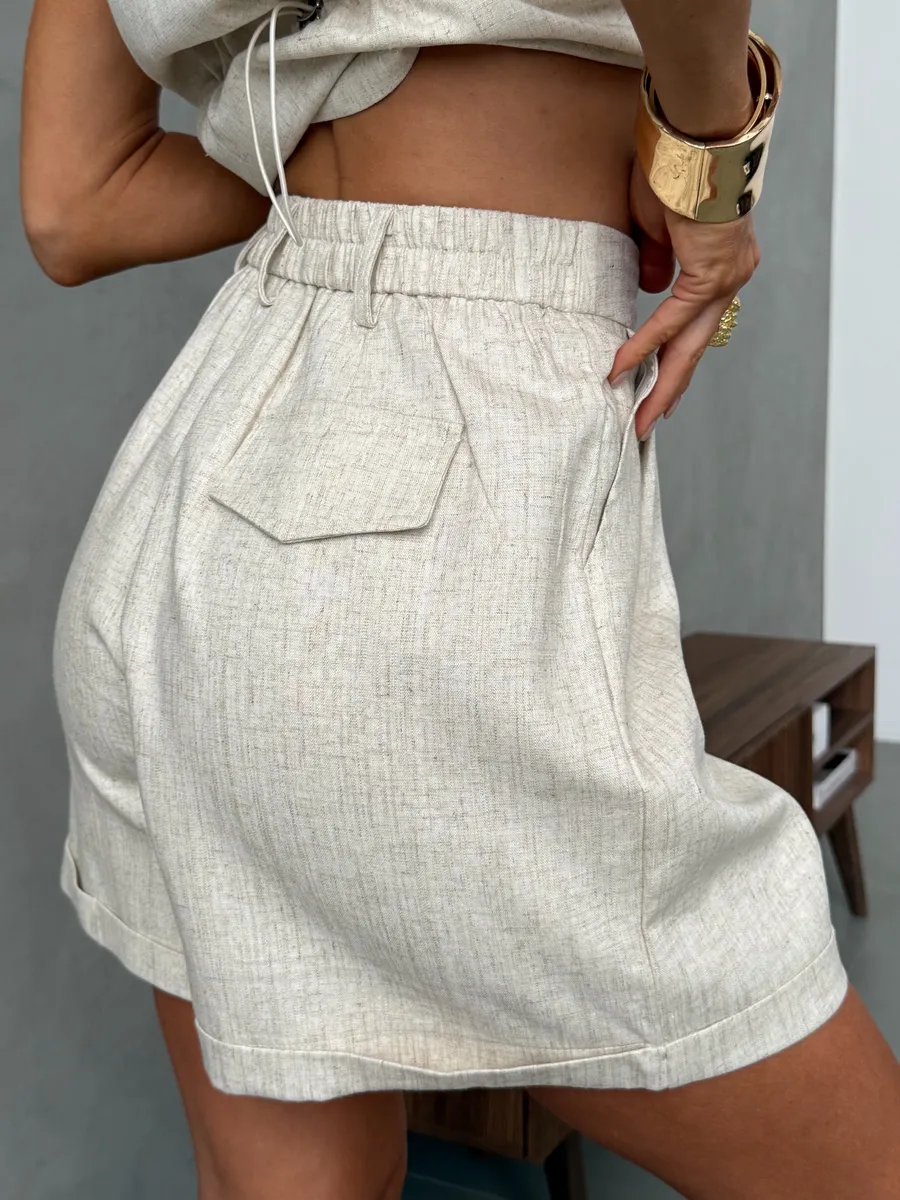 Бежевый костюм летний льняной с шортами и жилетом классика