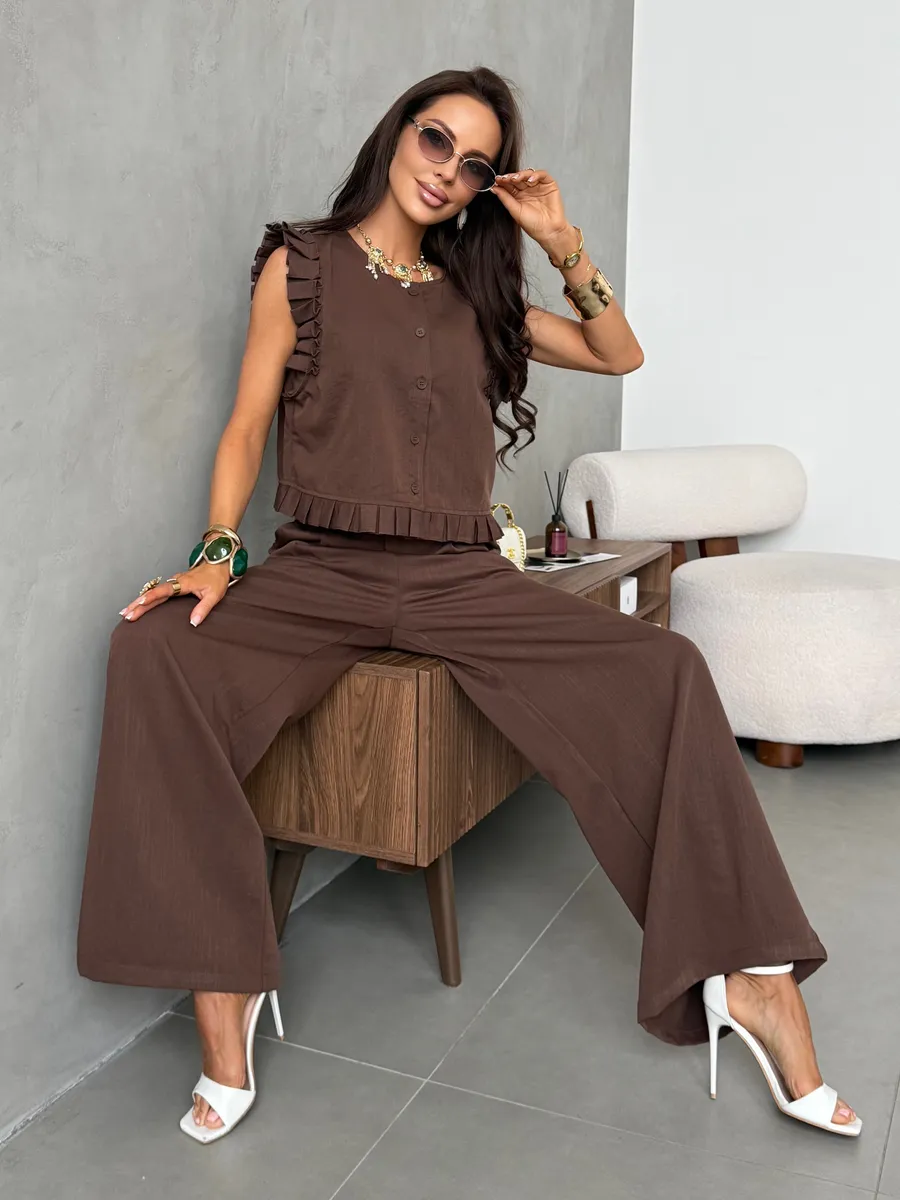 Коричневый костюм двойка льняной с брюками палаццо и топом