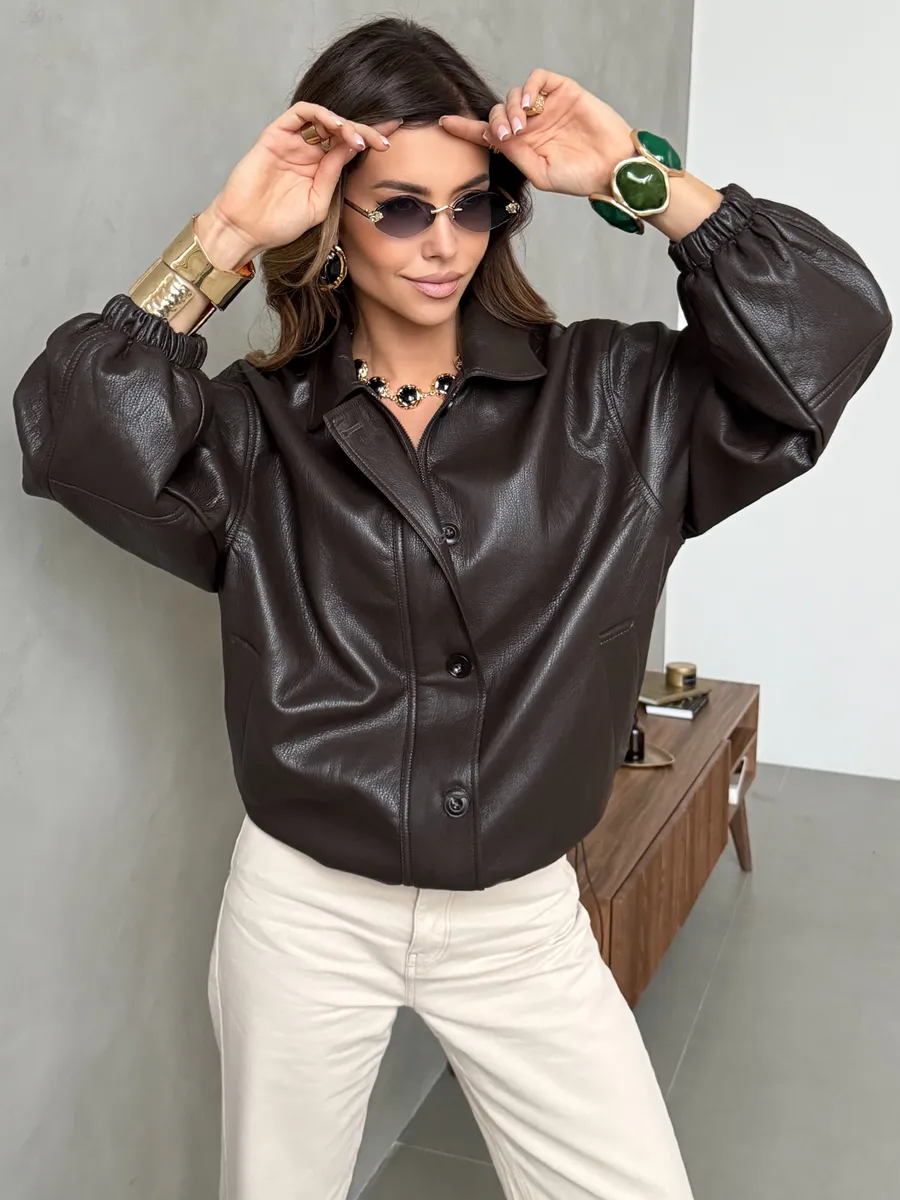 Коричневая куртка-бомбер из экокожи