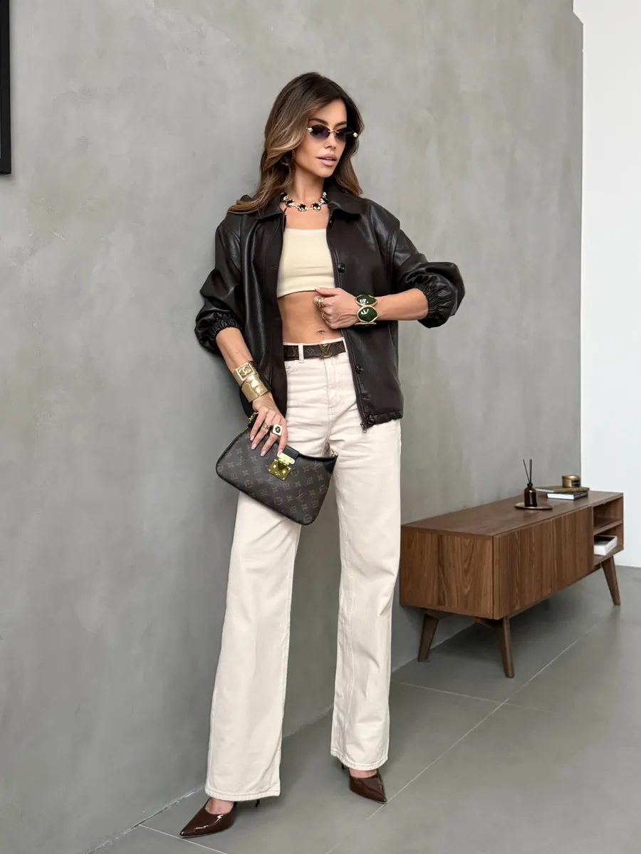 Коричневая куртка-бомбер из экокожи