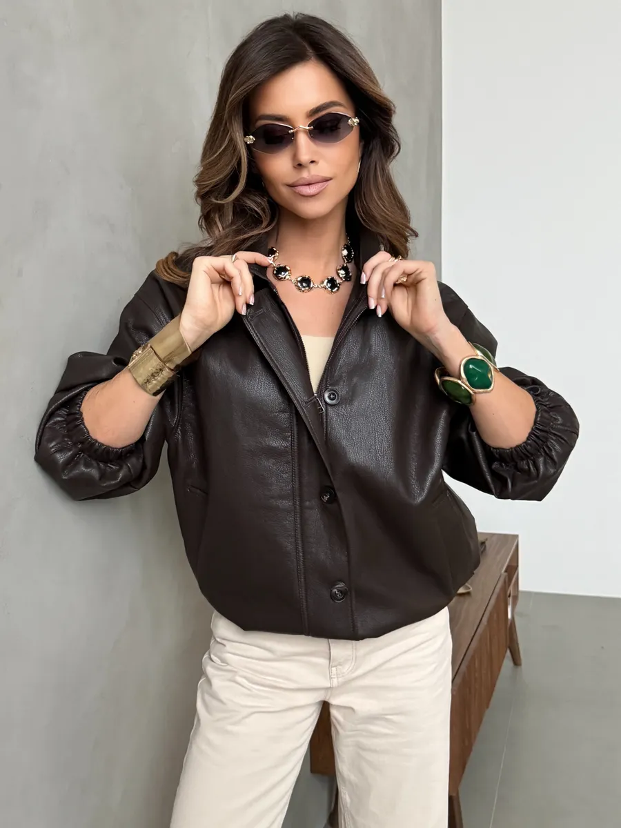 Коричневая куртка-бомбер из экокожи