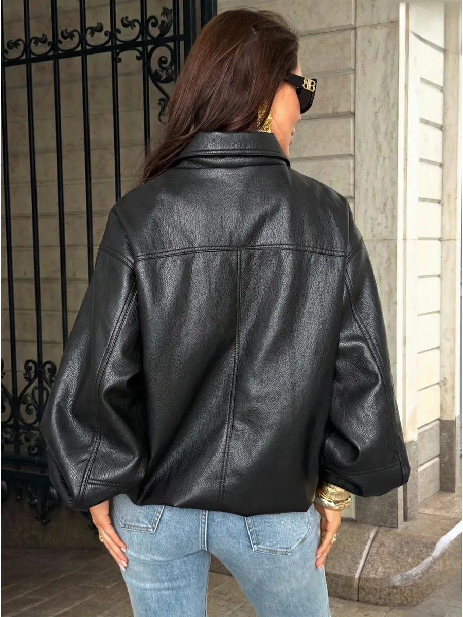 Черная куртка-бомбер из экокожи